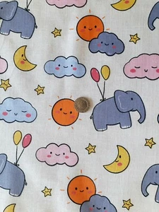 Tela/material de polialgodón marfil con estampado ""Elefantes en el cielo"" -1 metro completo - Imagen 1 de 2