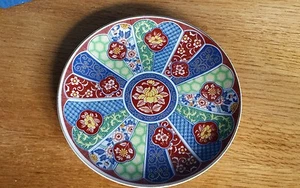 Imari Ware Japan 6 1/4" dekorativer Porzellan Blumen Teller signiert blau rot grün - Bild 1 von 3