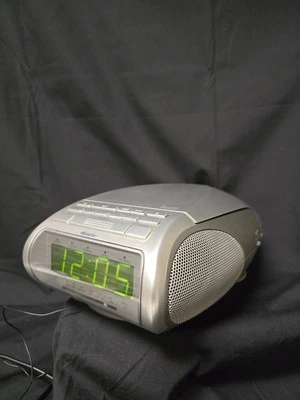 Memorex MC-2842 Silver Dual Alarm Clock AM/FM Radio CD Player Stereo - Image 1 of 4