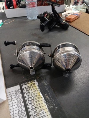 Juego De Colección 2 Carretes De Pesca Zebco Spinner 33 Spincast EE. UU. Placas De Metal EX Foto 1 de 4