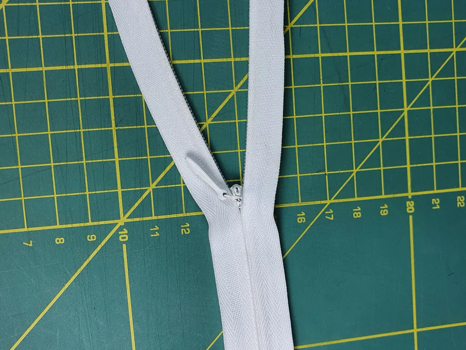 White Invisible Zip 19cm opening, number 5, for dress skirts cushions -UK Seller - Image 1 of 4