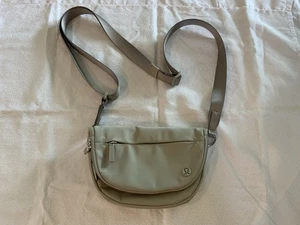 Bandolera Lululemon para mujer de nailon grisáceo pequeña - Imagen 1 de 18
