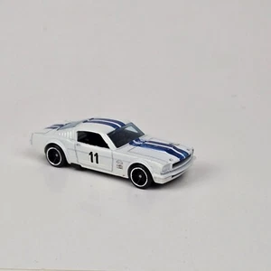 Hot Wheels '69 Mustang Fastback 2008 New Models White Blue Stripes Diecast Car - Bild 1 von 10