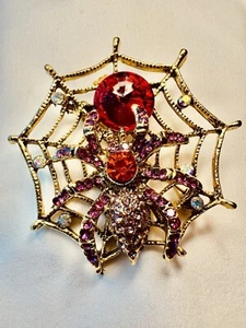 Rot Rosa Kristall Spinne & Gold Ton Netz Pin Brosche Anhänger Halloween Glam Bling - Bild 1 von 11