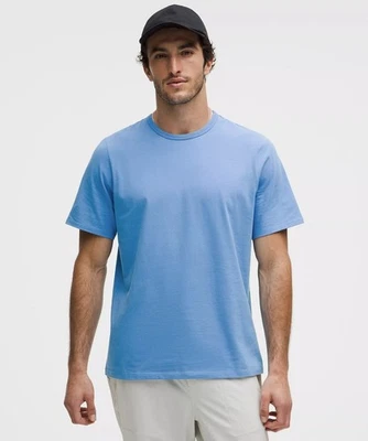 NUEVO CON ETIQUETAS Camiseta Lululemon Para Hombres Algodón Orgánico Ajuste Clásico Piscina Fiesta Azul Talla Pequeña Foto 1 de 4
