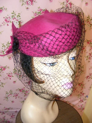 SOMBRERO FUCSHIA FIELTRO PÚRPURA AÑOS 40 SOMBRERERÍA NEGRO CARA RED ESTILIZADA ESPALDA Foto 1 de 4