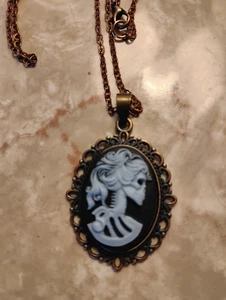 Damen Totenkopf Skelett Blau Kamee Anhänger Halskette Bronze Gothic Victorian - Bild 1 von 3