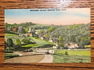 Postal color mano Shelburne Village Mohawk Trail Massachusetts 5 7/16 x 3 7/16 - Imagen 1 de 2