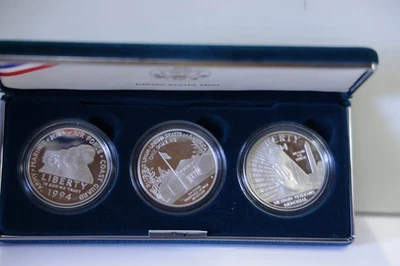 1994 U.S. Veterans Commemorative Silver Dollars - 3 Coin Set w/Box no COA - Image 1 of 4