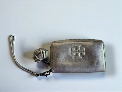Tory Burch Metálico Champagne Color Peltre Muñequera Cartera Cuero Con Borla Foto 1 de 4
