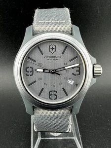 Orologio Victorinox Swiss Army Uomo Quadrante Grigio Data Quarzo 40mm - 241515 - Foto 1 di 12