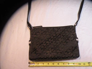 Bolso Bandolera Tommy Hilfiger Negro TH Logo Rayas Laterales Bolsillo Lateral a Presión Cremallera - Imagen 1 de 8