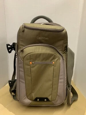 Maleta Calvin Klein Lados Suaves con Ruedas 24"H con Mango Telescópico   Foto 1 de 4