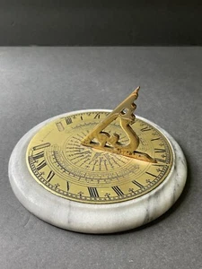Vintage R Glynne Fecit Sonnenuhr Schreibtisch Dekor Briefbeschwerer MCM Messing Marmor Skulptur - Bild 1 von 8