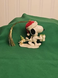 Lenox Navidad SNOOPY'S REGALO NAVIDEÑO 🎁 Woodstock Peanuts Ornamento NUEVO EN CAJA - Imagen 1 de 7