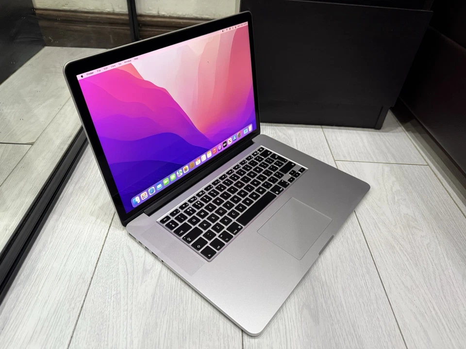Apple MacBook Pro Retina 15.4" Mid 2015 256GB SSD 16GB Ram 2.2GHz Intel Core i7 - Image 1 of 4
