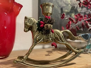 Vintage schwerer Messing Schaukelpferd Made in India Kerzenhalter Weihnachten Stechpalme - Bild 1 von 11