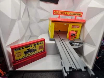 US-1 TRUCKING SHELL STATION WITH EXTRA DECAL SHEET WITH EXTRA BILLBOARD SIGNS - Image 1 of 4