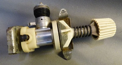 UNUSUAL COX GAS ENGINE-WHITE KNOB-SMOOTH/GOOD COMPRESSION--CAR ENGINE ??? - Image 1 of 4