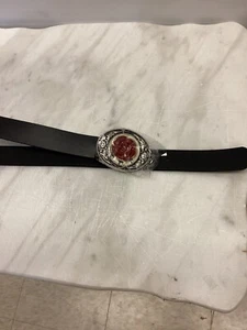 Schwarzer Gürtel mit roter Rose und Schnalle - Bild 1 von 2