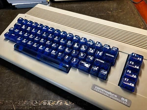 Fichier d'impression 3D .stl, boutons pour Commodore C64, jeu complet sur clé USB - Photo 1/14