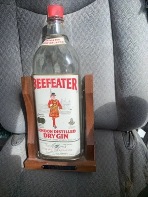Botella de ginebra seca destilada Beefeater London de colección 1 galón cuna para verter Foto 1 de 4