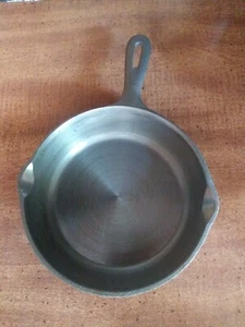 Cast Iron Skillet Frying Pan SMALL 6 1/2 INCH.  Made In Taiwan Nice - Picture 1 of 3