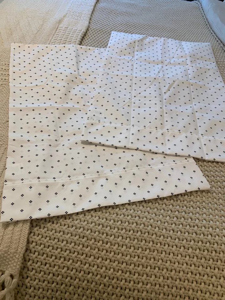 JUEGO DE 4 FUNDAS DE ALMOHADA QUEEN CARISMA BLANCO Y NEGRO Foto 1 de 4