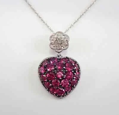 Colgante con racimo de corazón de rubí creado en laboratorio redondo de 2 quilates plateado chapado en oro blanco de 14 quilates Foto 1 de 4
