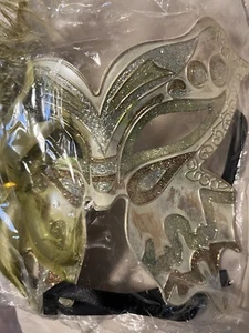 Green Masquerade Mask With Feathers Butterfly Shape - Picture 1 of 5