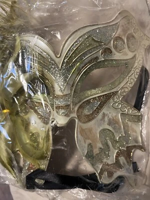 Green Masquerade Mask With Feathers Butterfly Shape - Image 1 of 4