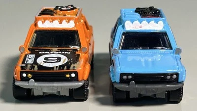 Lote de 2 sedãs personalizados Matchbox 70’ Datsun 510 Rally em azul e laranja - Imagem 1 de 4