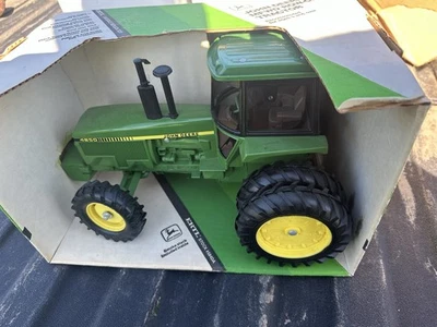 De colección 1985 Ertl 1:16 John Deere 4850 MFWD tractor de cosecha en fila con dobles, #584, nuevo en caja Foto 1 de 4