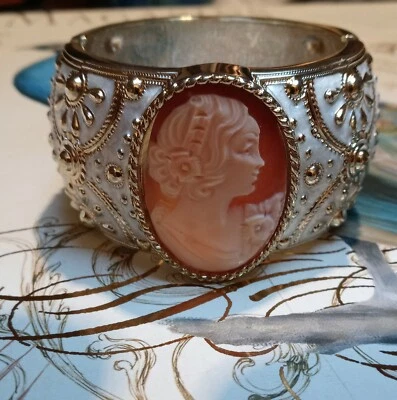 Amedeo Goldtone Nyc 40 毫米浮雕和白色珐琅手镯手链  — 第 1/2 张图片