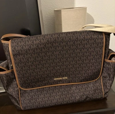 Сумка почтальона Michael Kors с логотипом большая нейлоновая дорожная для подгузников - Изображение 1 из 4