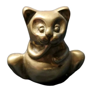 Mini estatuilla de gato de latón de colección sentado con pata en la boca de latón pesado de 3" - Imagen 1 de 7