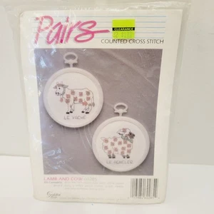 Vintage Paar gezählte Kreuzstich Lamm und Kuh 60285 weiße Kunststoffrahmen - Bild 1 von 4