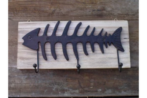 Nr.3735 schöne Garderobe Kleiderhaken Fischskelett Holz und Gusseisen   - Picture 1 of 3