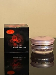 Crema de día blanqueadora de belleza rosa UV/30 {CAJA NEGRA ROSA ROJA} - Imagen 1 de 3
