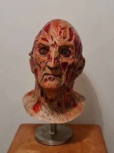 1:1 Freddy Krueger Bust (Part 4) - Overhauled Trick or Treat Studios Mask. - Foto 1 di 10