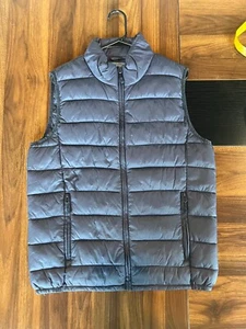 Chaleco acolchado azul marino de Bass para hombre talla pequeña - Imagen 1 de 3