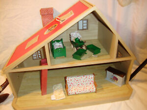 Boxed 1985 Vintage TOMY Sylvanian Families Deluxe Family House w/ Furniture