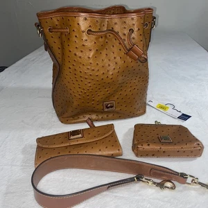 Juego de bolso, billetera y monedero Dooney & Bourke caramelo avestruz con cordón en relieve - Imagen 1 de 22