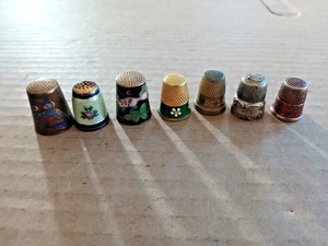 7 antike Fingerhüte zum Nähen teils mit Emaille & einzigartigen Designs - Bild 1 von 18