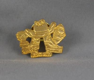 Calgary Stampeders Pin (Retro) - 1998 Grey Cup Committee - Stamped Pin - Image 1 of 3