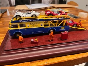 Diorama 1:64 Fiat 642 Maserati + 3 Maserati Tipo 61 & 5 Figurines - Foto 1 di 9