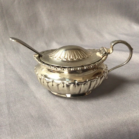 1901 Walker & Hall Solid Silver Mustard Pot, Hinged Lid & Spoon. 44.88g Cover