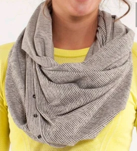Lululemon Vinyasa Schal grau weiß kleine Streifen Druckknopf Halstuch Infinity Schal groß gebraucht, in einwandfreiem Zustand - Bild 1 von 7