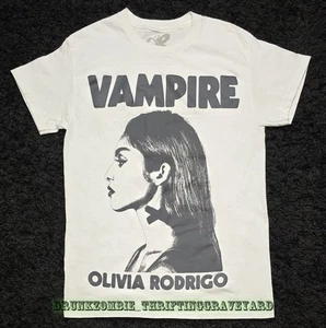 Camiseta Olivia Rodrigo Unisex: Vampiro Pequeña - Imagen 1 de 5