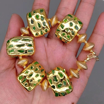 Pulsera de piedras naturales verde diópsido astillas rectangular hilo joyería de diseñador Foto 1 de 4